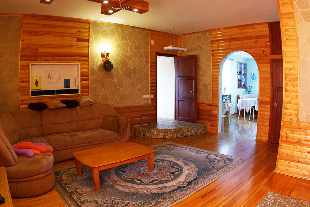 Дом в деревне с баней и камином