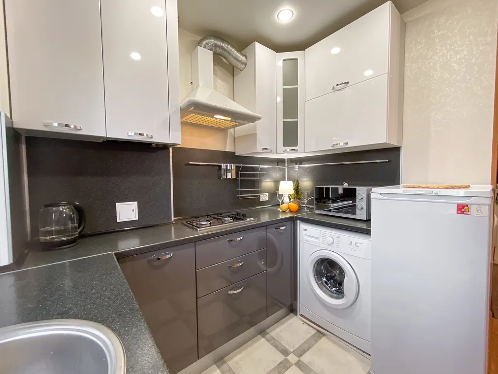 Студия с ёлочкой и балконом в центре города