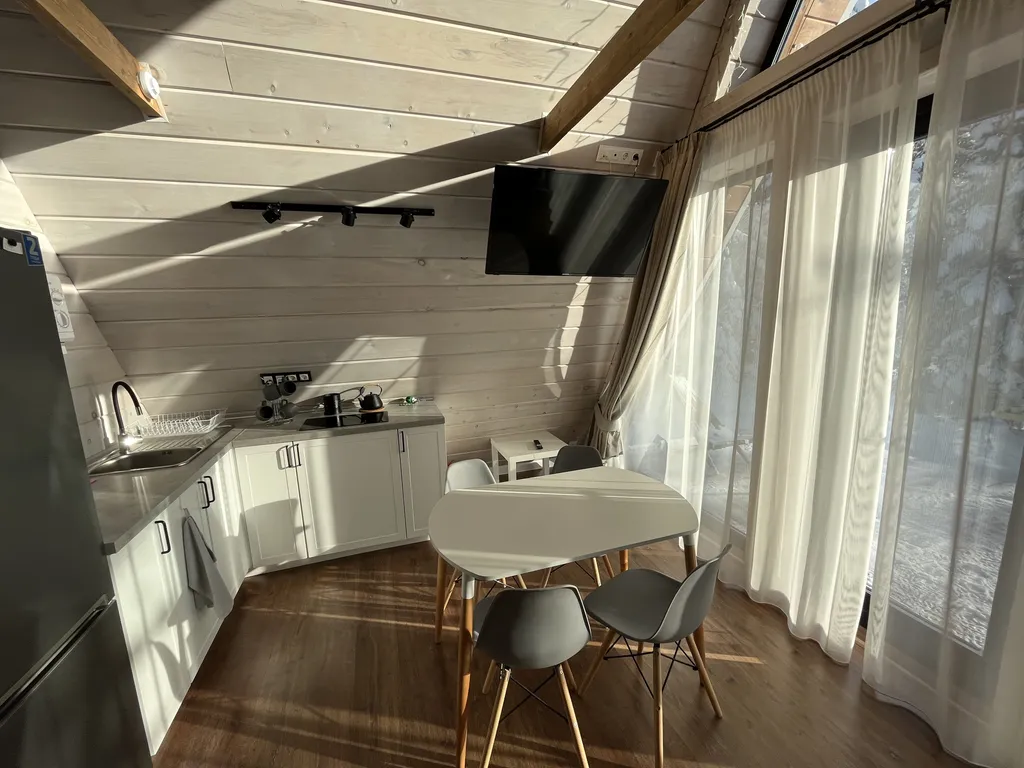 Уютный треугольный домик в лесу