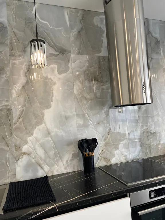 Шикарная квартира рядом трассой при заезде в город, со своей стоянкой