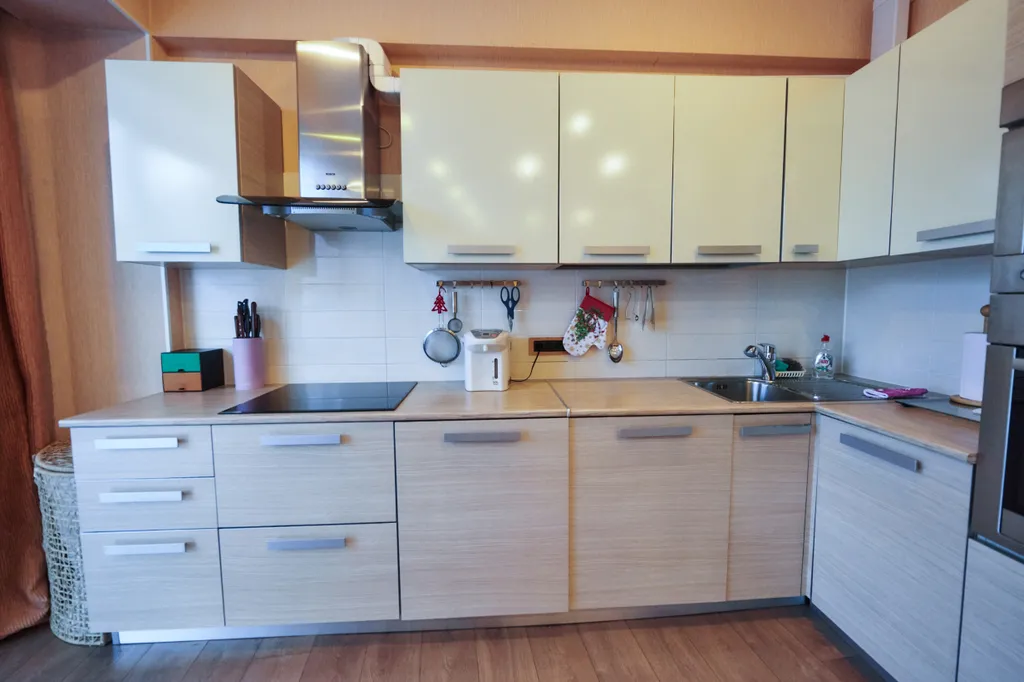 Уютная современная студия с удобным рабочим местом