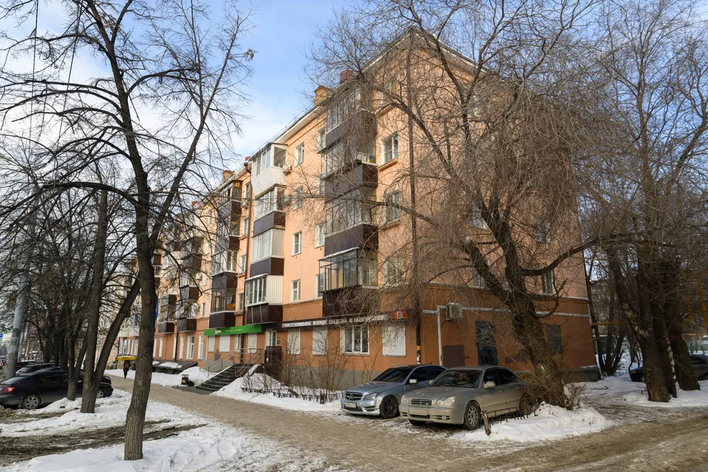 Bишневый aтлac — яркая квартира с биокамином