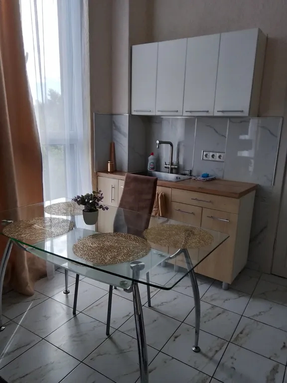 Студия с отдельно выделенной спальней, в шаговой доступности до моря