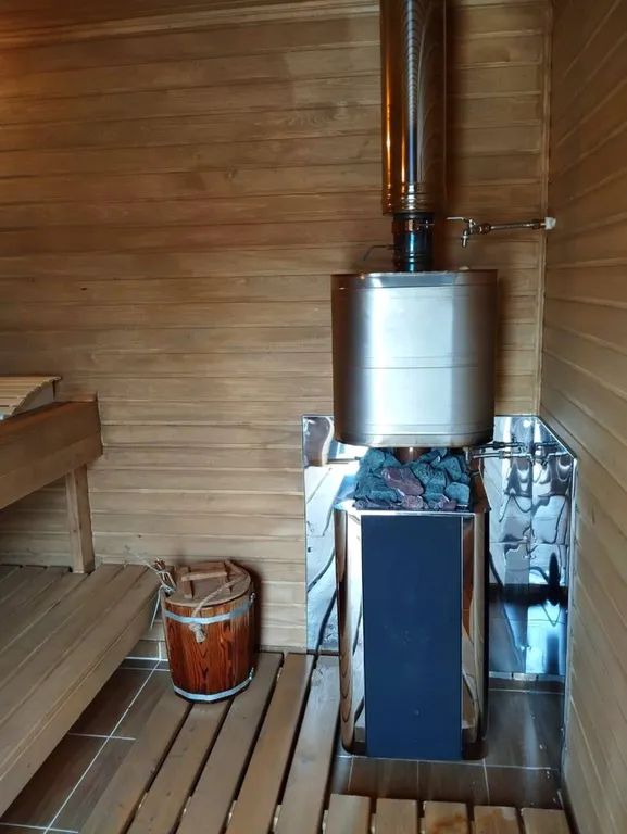 Уютный дом с камином у леса