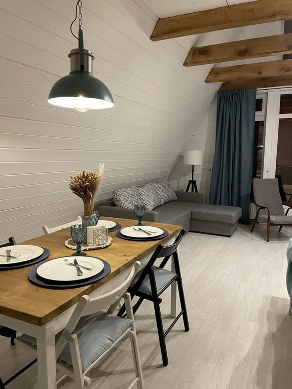 Уютный, современный домик в стиле а-фрейм