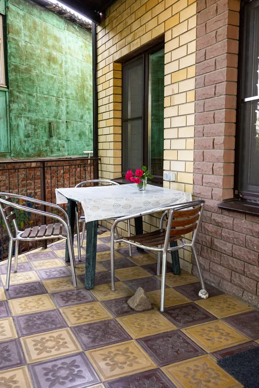 Уютный номер на 4-х человек с санузлом, большой террасой и кухней