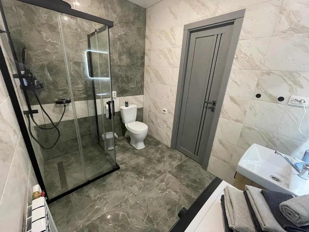 Благоустроенный просторный коттедж с видом на горы для большой компани