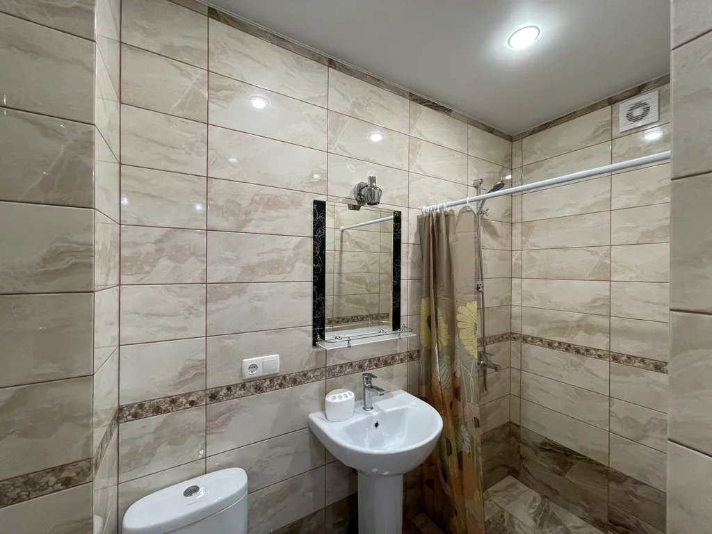 Комфортные апартаменты - студия, с кухней, на первом этаже