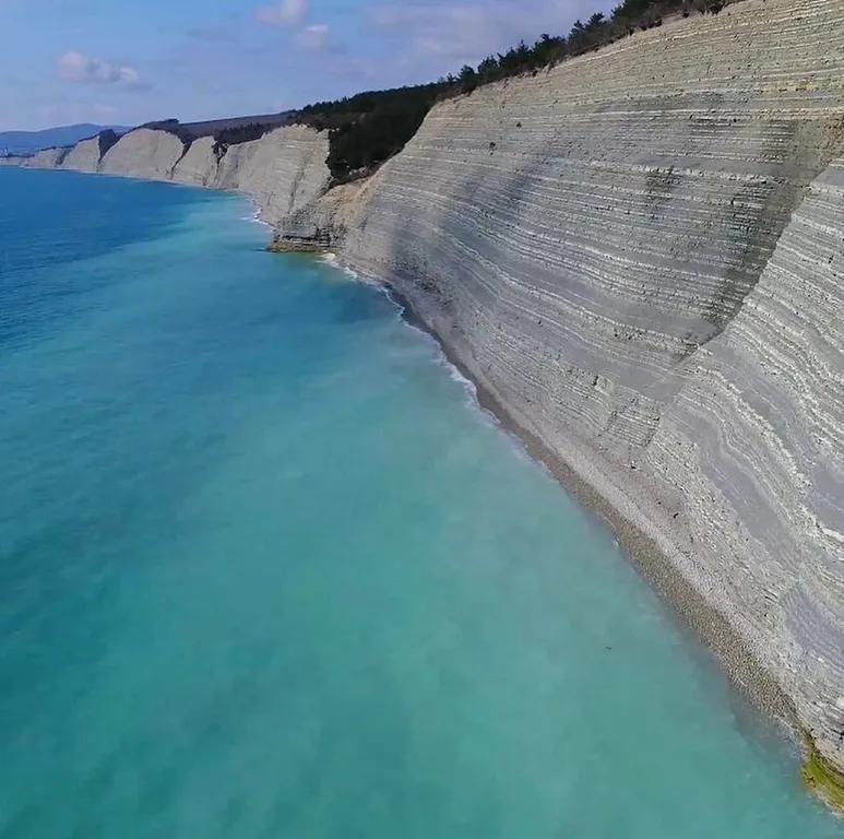 Дом в лесу с видом на море