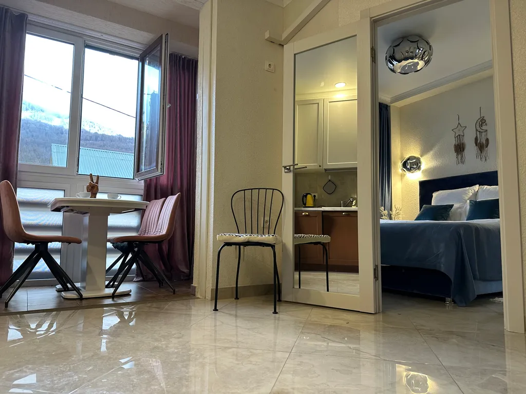 Пушка-евродвушка с видом на горы и Мариотт