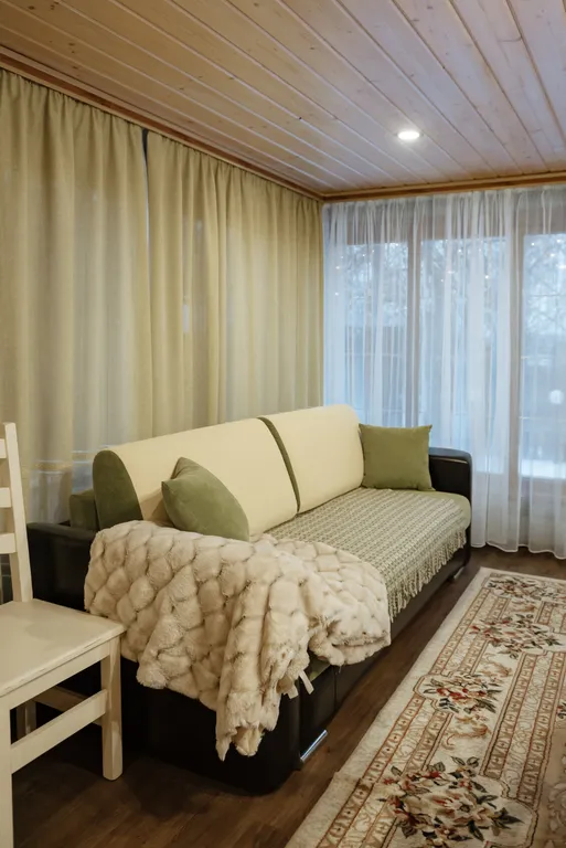 Уютный дом на берегу реки