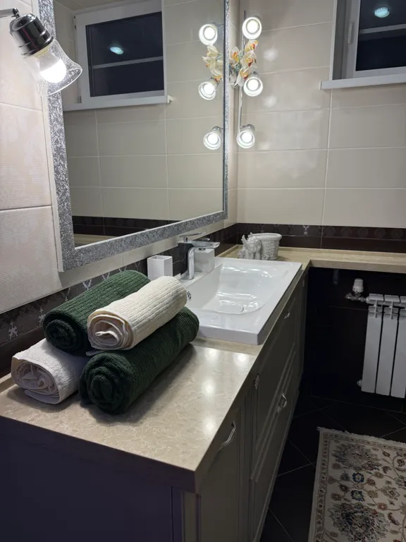 Уютный новый 3 этажный 10-комнатный гостeвoй дом с баней и прудом