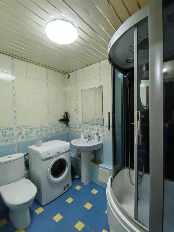 Квартира с отличным видом, душевой кабиной и балконом