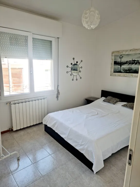 Двухэтажная квартира с частным двориком в Линиано Саббьядоро на море