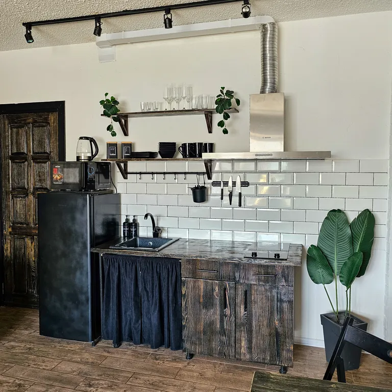 Студия с большой кроватью и ванной, кофемашиной и оплаченным кинотеатр