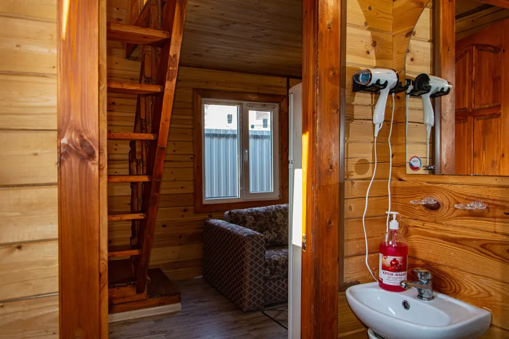 Деревянный экодом в идеально чистом месте