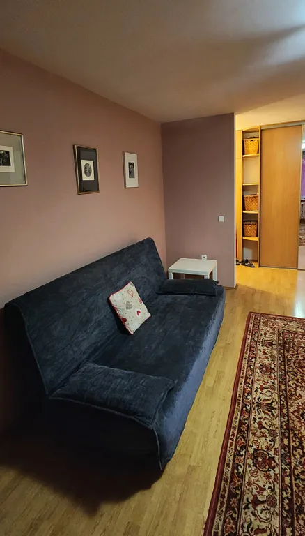 Просторная двухкомнатная квартира в районе с развитой инфраструктурой.