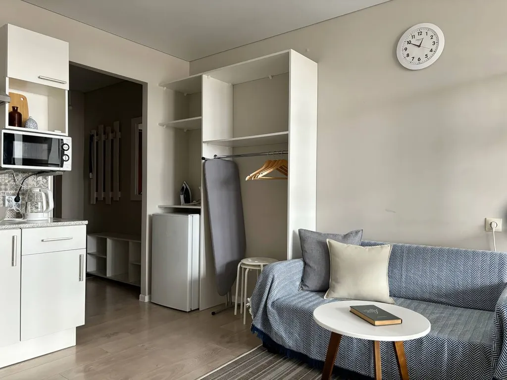 Студия с видом на город