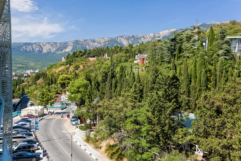 Студия с панорамой на горы