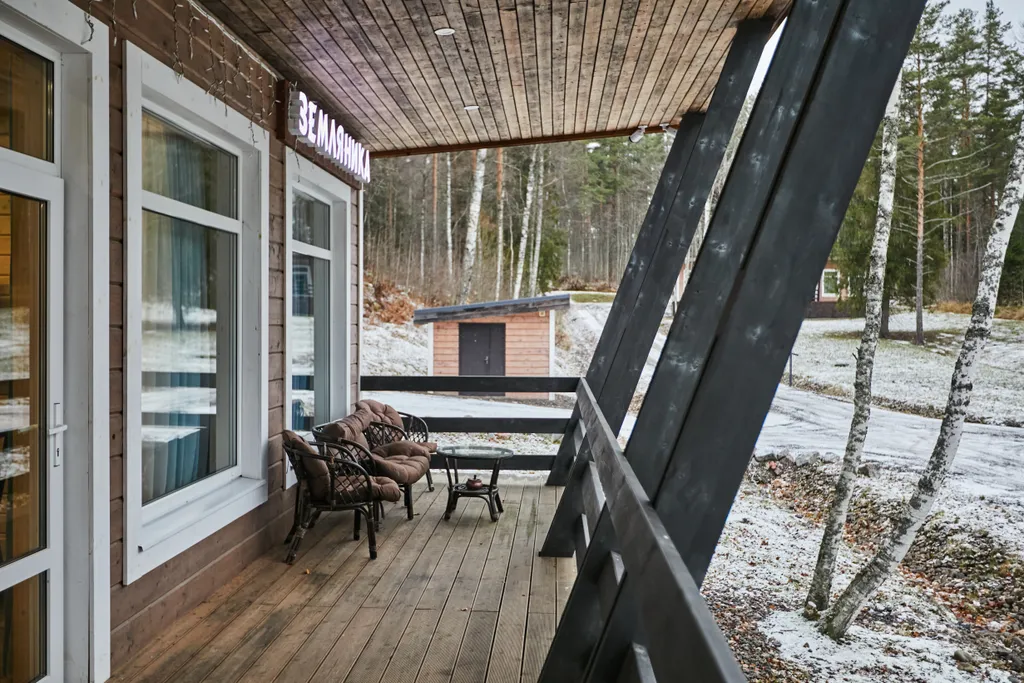 Просторный коттедж с 4 спальнями, камином и террасой