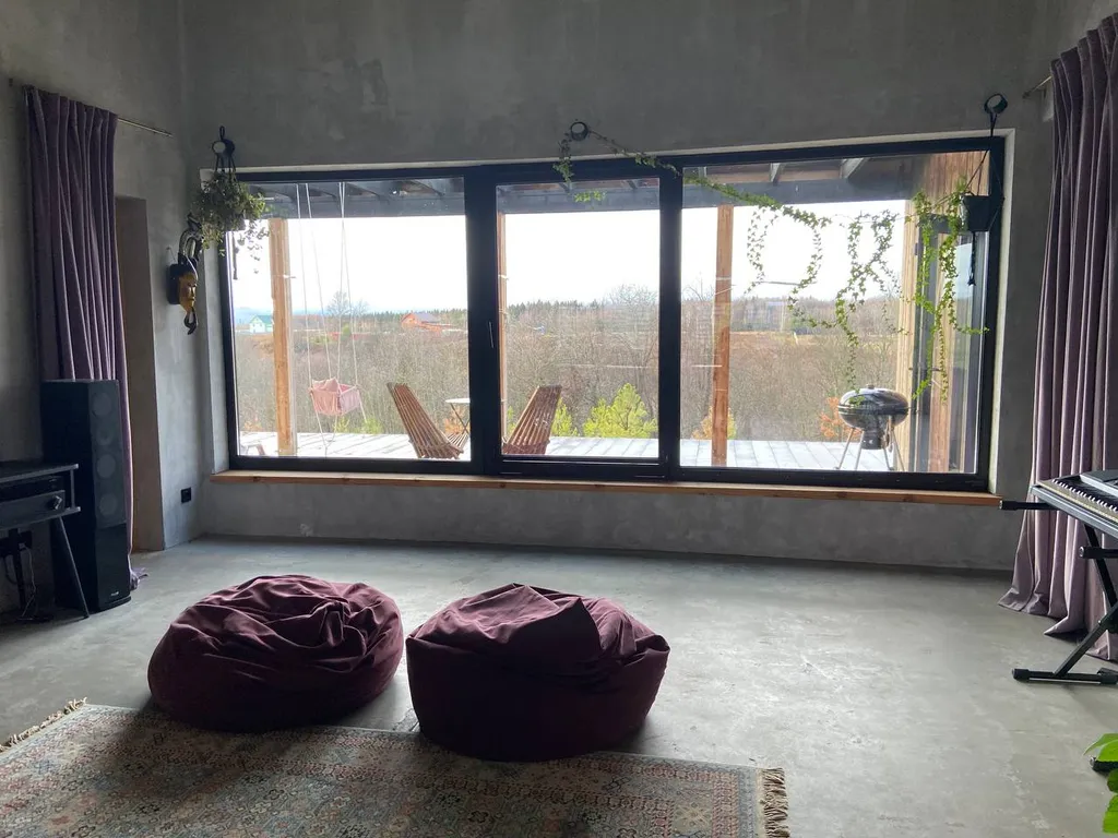 Дом у реки с видом на лес