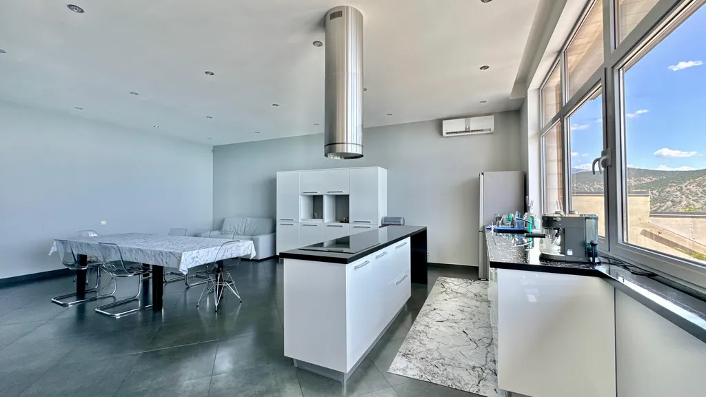 Дом с видом на горы и море