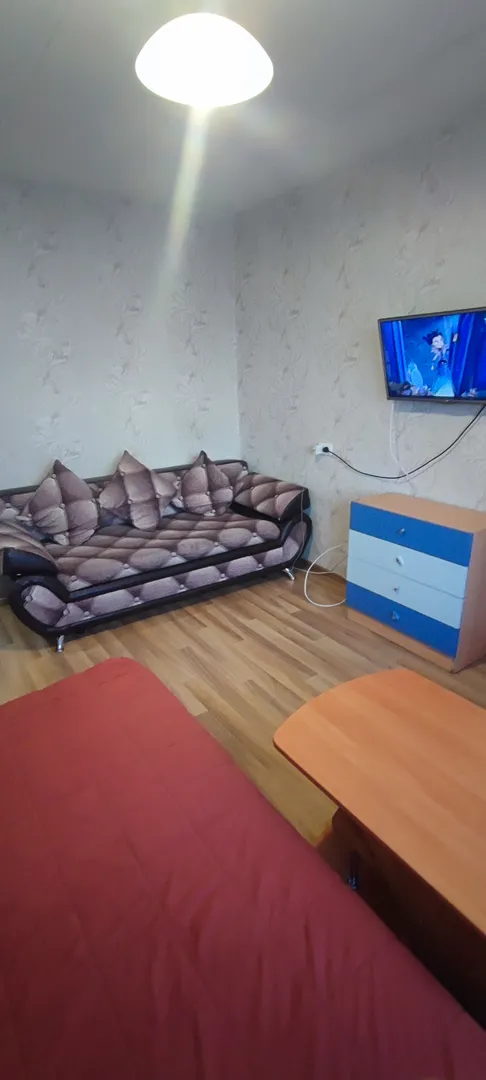 Вид комнаты от окна.