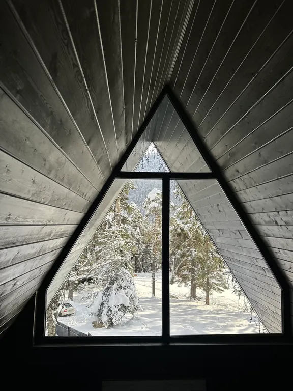 А-фрейм с видом на горы