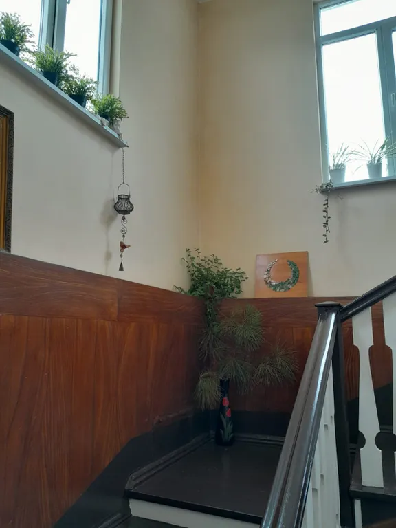 Большой двухэтажный дом с видом на горы