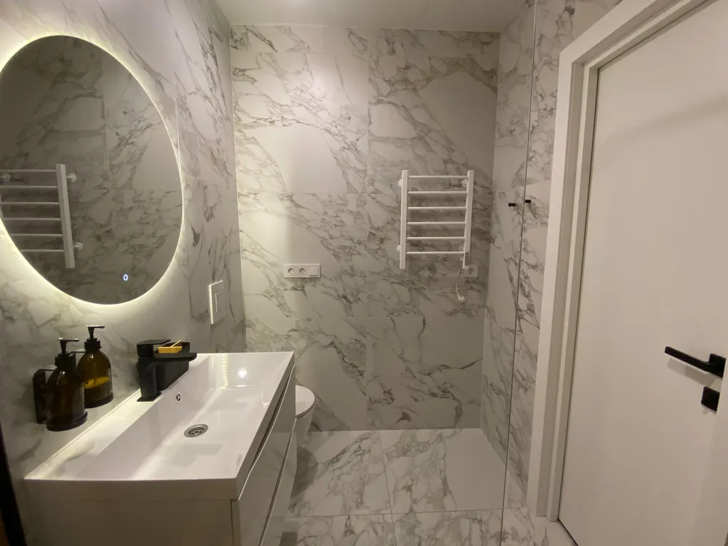 Студия с видом на горы в центре