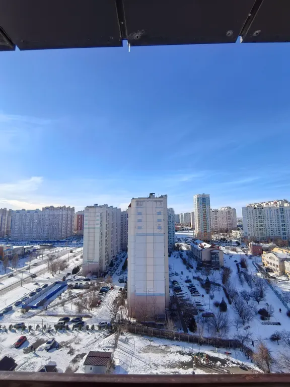 Студия с видом на город