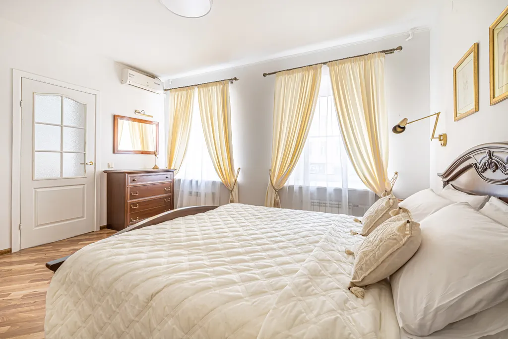 Стильная квартира с тремя спальнями и 2 санузлами у Спаса на Крови