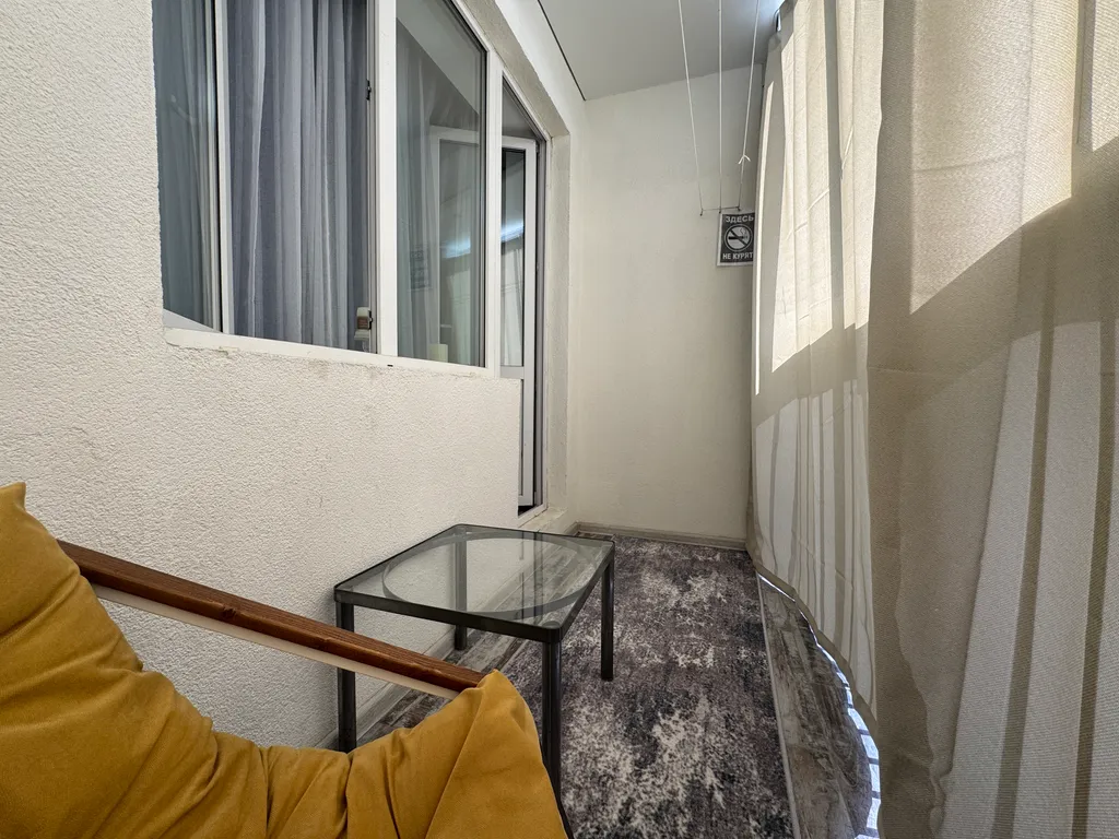 Уютная квартира-студия с большой кроватью и диваном