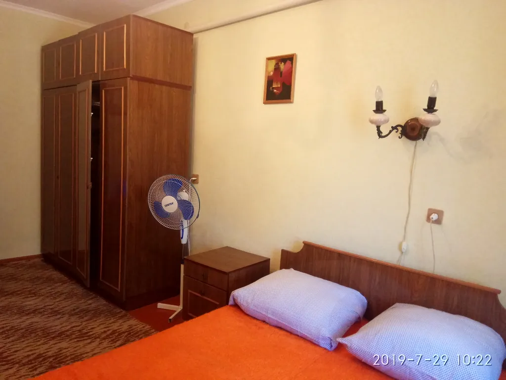 Светлая комната с видом на осенний сад