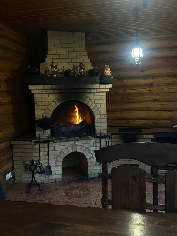 Уютный дом с камином в центре