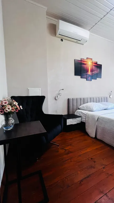 Вилла с бассейном на холме