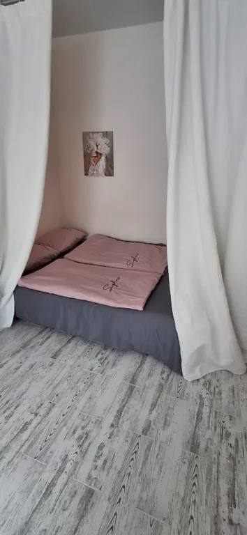 Квартира с подвесными креслами из ротанга на панорамной лоджии