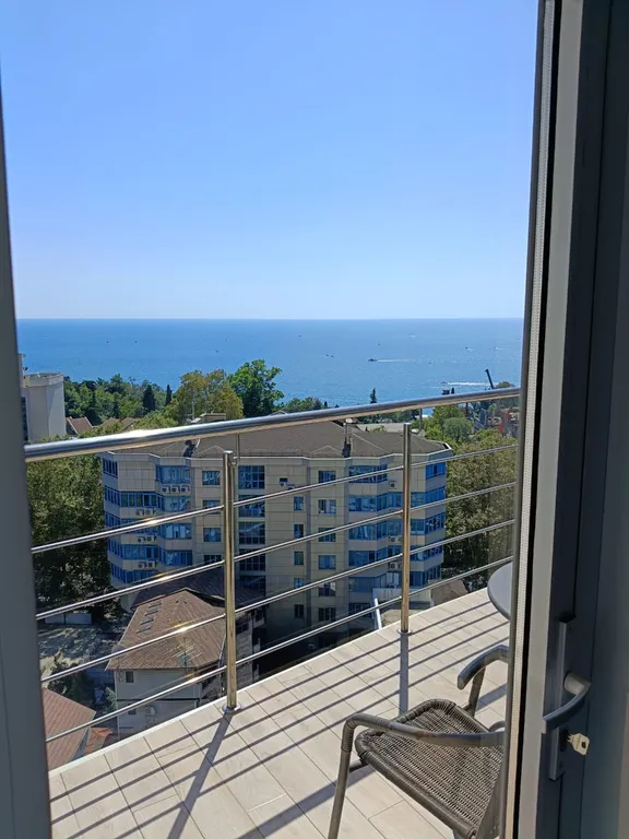 Светлая студия с видом на море