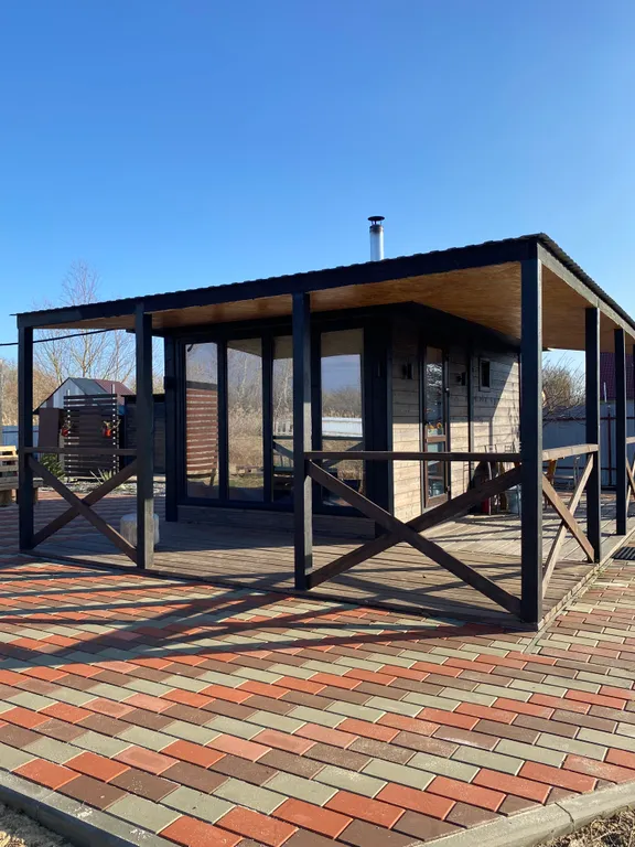 Домик у озера