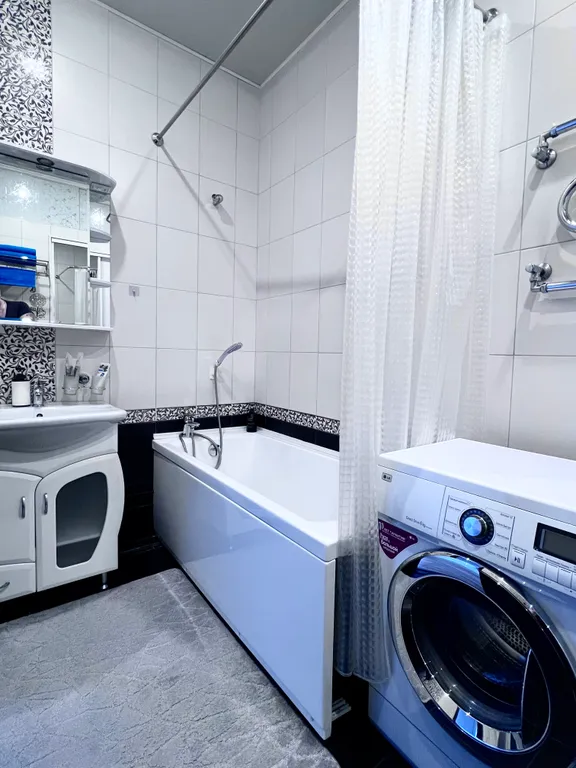 2-комнатная квартира класса люкс в центре города! Район Площади