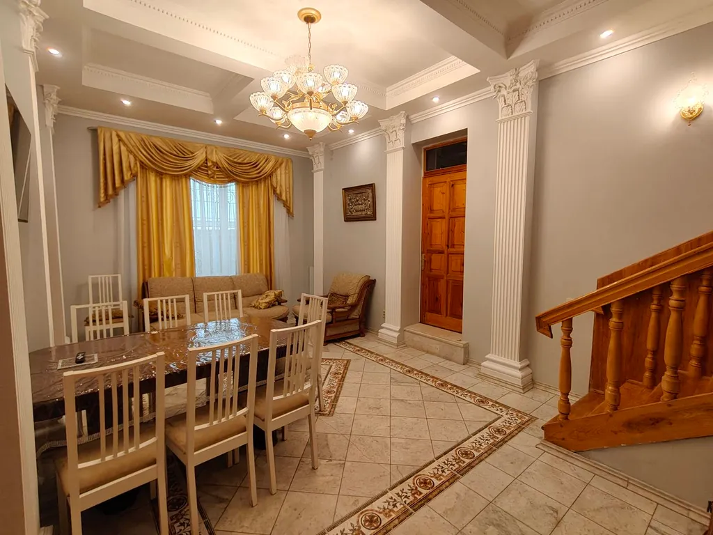 Частный дом с беседкой