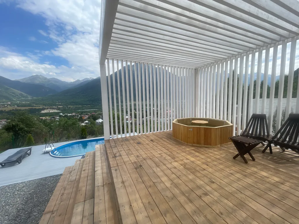 Коттедж Neon с видом на горы, подогреваемым бассейном, баней, чаном