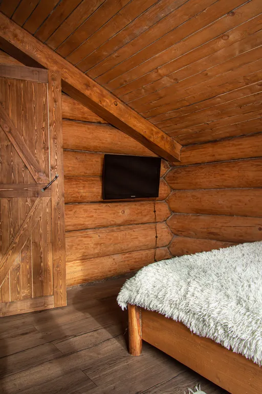 Шале на берегу реки с баней и горячей купелью