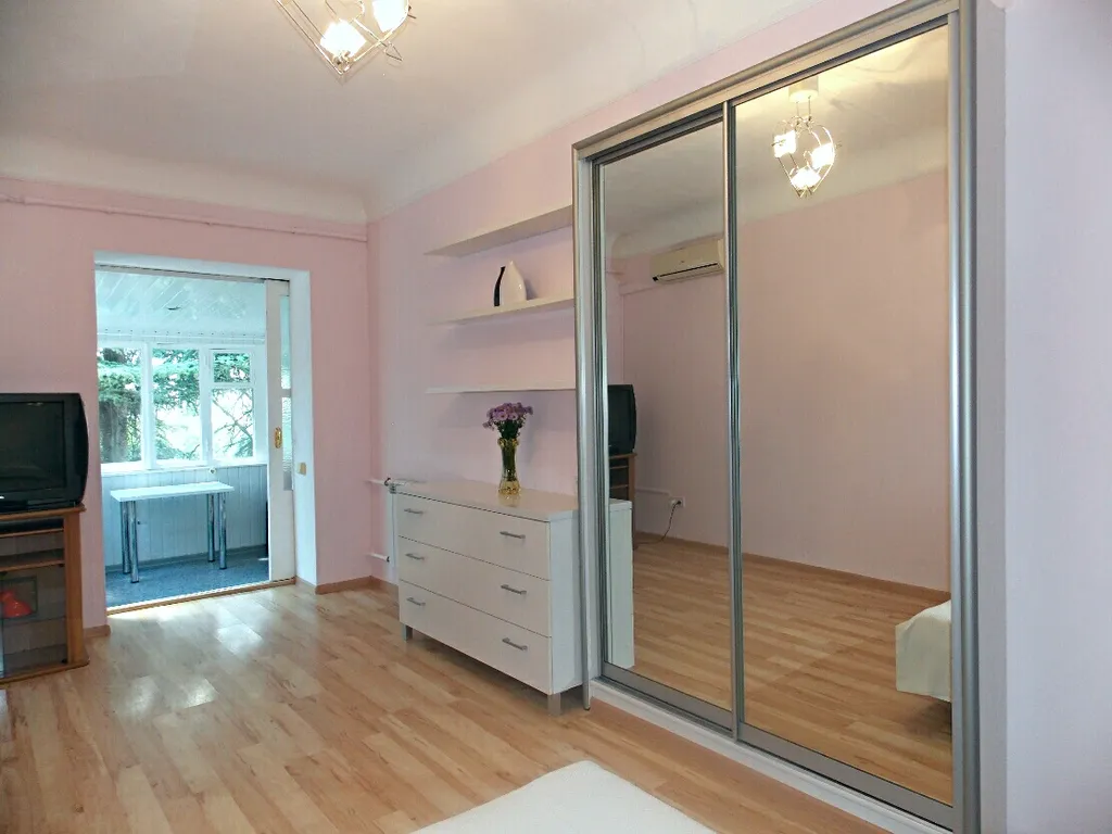 Уютная двухкомнатная квартира в центре со своим гаражем.