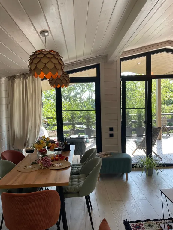 Дом в облаках у леса