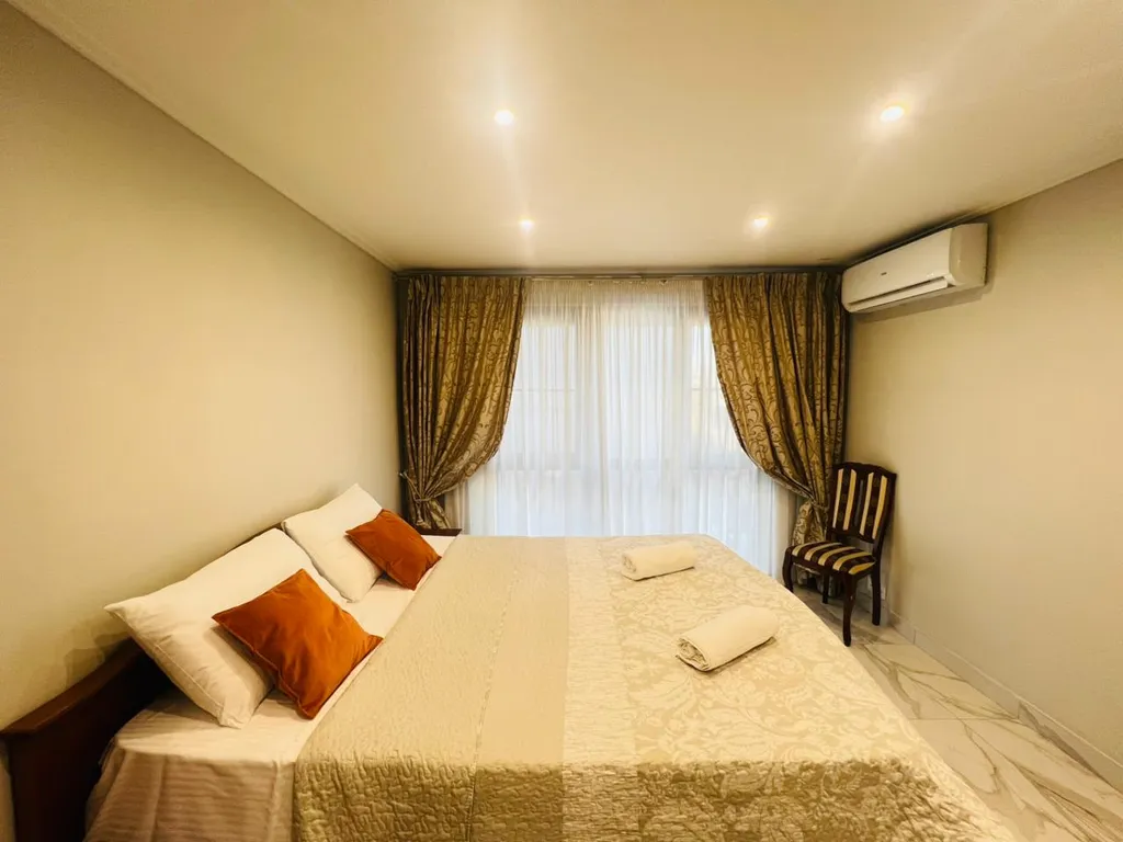 Двухуровневая квартира с бассейном на территории