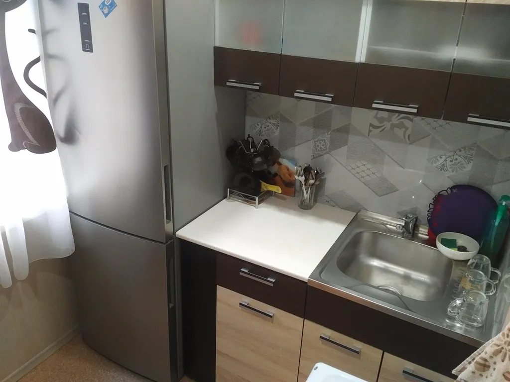 Гора через дорогу