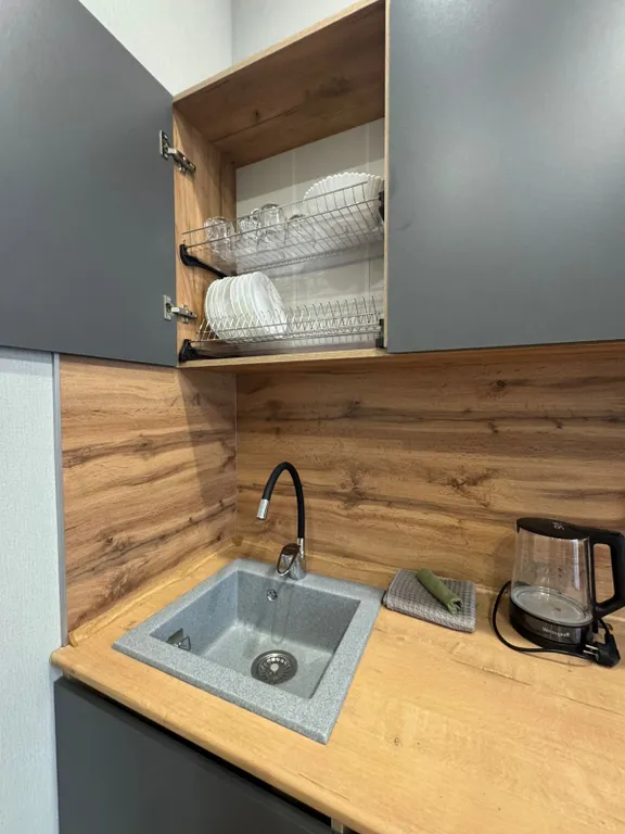 Уютная новая квартира с дизайнерским ремонтом с изолированной спальней