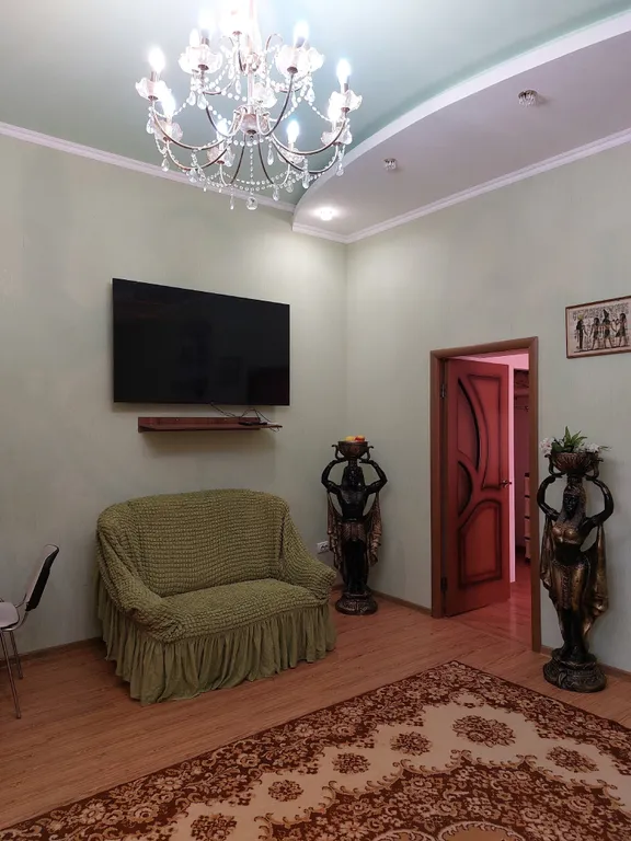 Отдельный дом с двором и беседкой, со всеми условиями