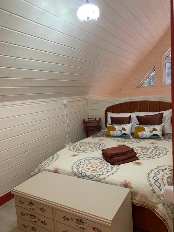 Красная Матрешка - глэмпинг в лесу